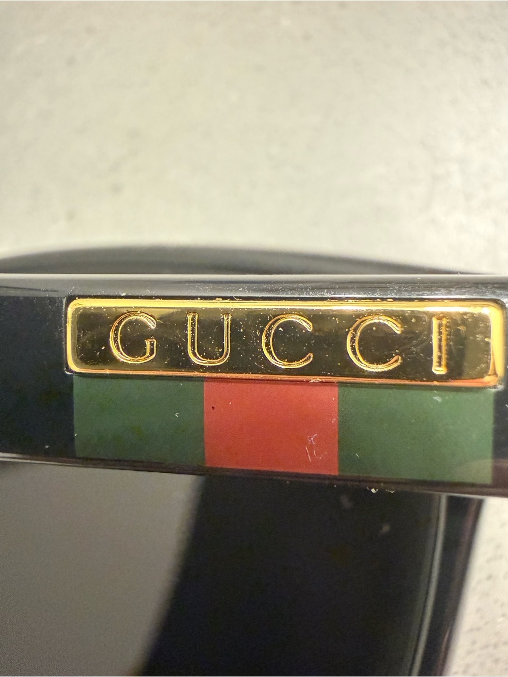 Authentic Men’s Gucci Black Frame Sunglasses With Signature Green & Red stripe - Picture 4 of 7
